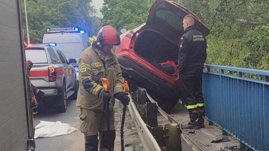 Wjechała na barierki mostu