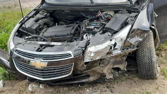 Wola Brwileńska: Chevrolet wypadł z drogi i uderzył w betonowy przepust. 21-letnia pasażerka trafiła do szpitala