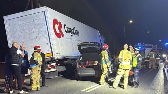 Wypadek na DK62. Ciężarówka uderzyła w skręcającą Toyotę, droga zablokowana do północy