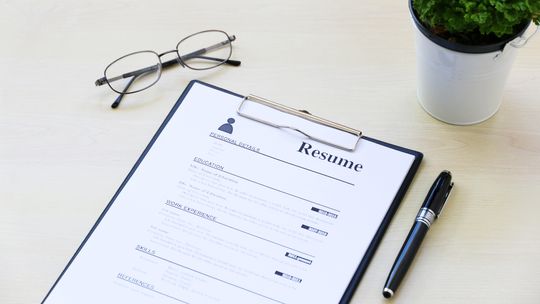 Wzór CV jednokolumnowy czy dwukolumnowy – co działa lepiej?
