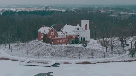 Zamek w zimowej scenerii