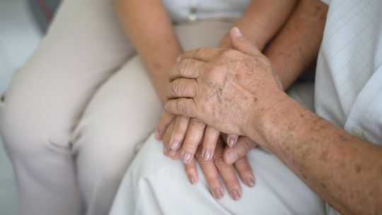 Zastanawiasz się nad pracą z seniorami? Zobacz, jak przygotować się do opieki nad osobą starszą