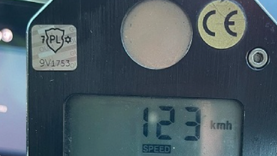 Zatrzymane prawo jazdy za brawurową jazdę – kierowca pędził o 73 km/h za szybko w obszarze zabudowanym