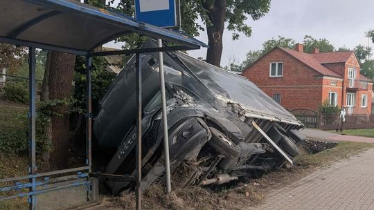Zderzenie ciężarówki ze „sprinterem” na DK50 w Rębowie. 22-latek trafił do szpitala, ruch odbywa się bez utrudnień