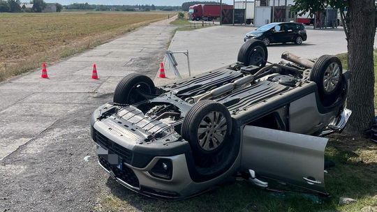 Zderzenie dwóch aut na DK62 w Chociszewie. Trasa zablokowana, trzy osoby trafiły do szpitali