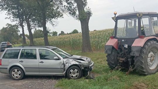Zderzenie Volkswagena z ciągnikiem w Budkowie na DK 60