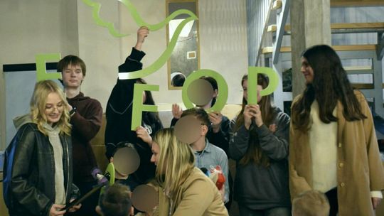 Zespół uczniów z Technikum Ekonomicznego nr 8 w Warszawie z pomocą dla gostynińskich domów dziecka Zespół uczniów z Technikum Ekonomicznego nr 8 w Warszawie z pomocą dla gostynińskich domów dziecka