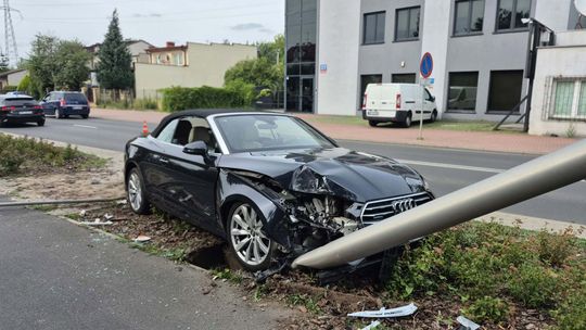 Zjechał z jezdni i uderzył w latarnię, był reanimowany
