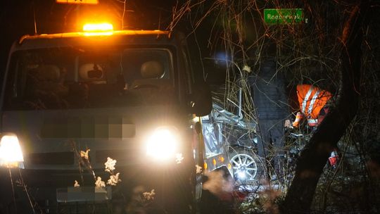 Zjechała z drogi i uderzyła w drzewo Zjechała z drogi i uderzyła w drzewo