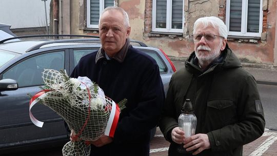 Złożenie kwiatów pod tablicą upamiętniającą ppor. Henryka Jóźwiaka ps. „Groźny”