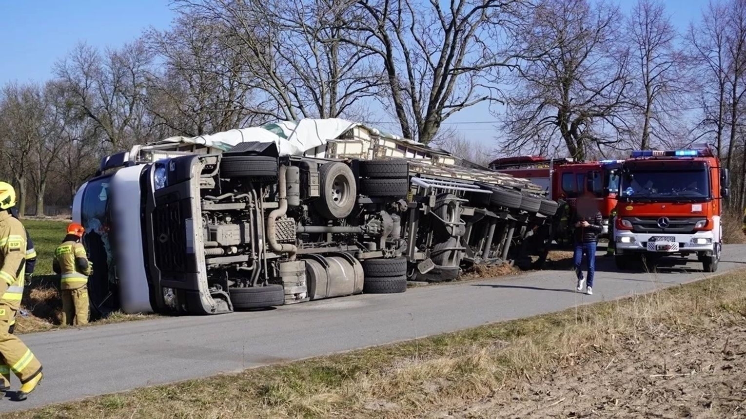 Ciężarówka Z Kurami Wpadła Do Rowu W Hucie Zaborowskiej ZdjĘcia 7523