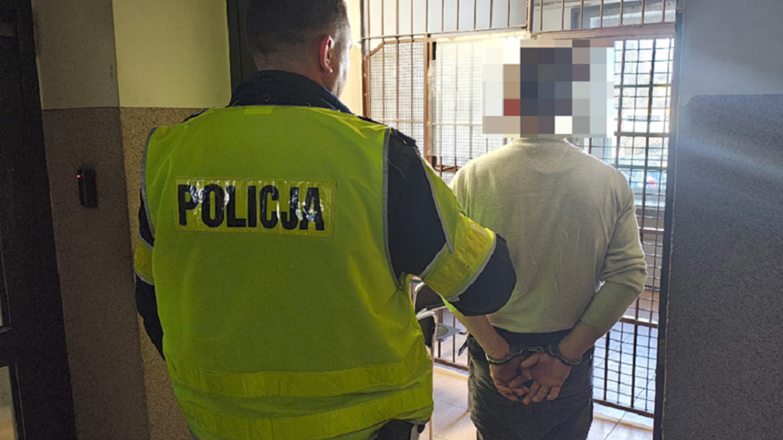 Dzielnicowi z Krośniewic przy współpracy z policjantami z Gostynina odzyskali skradzionego Mercedesa