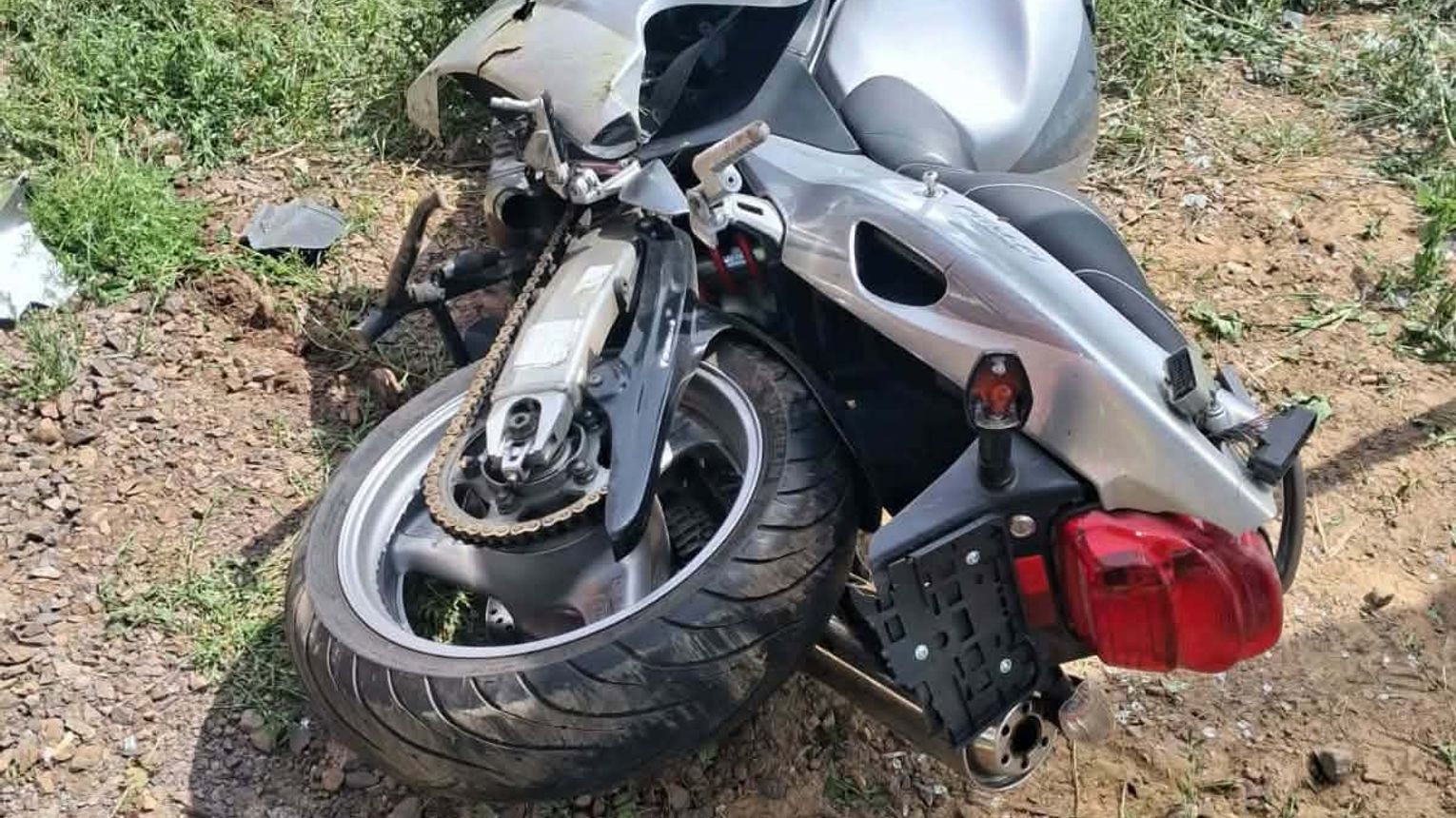 Motocyklista uderzył w przepust i przystanek w Parzeniu