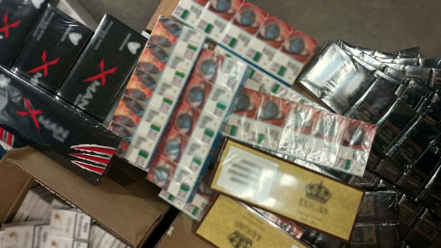 Płoccy policjanci zabezpieczyli tysiące paczek nielegalnych papierosów
