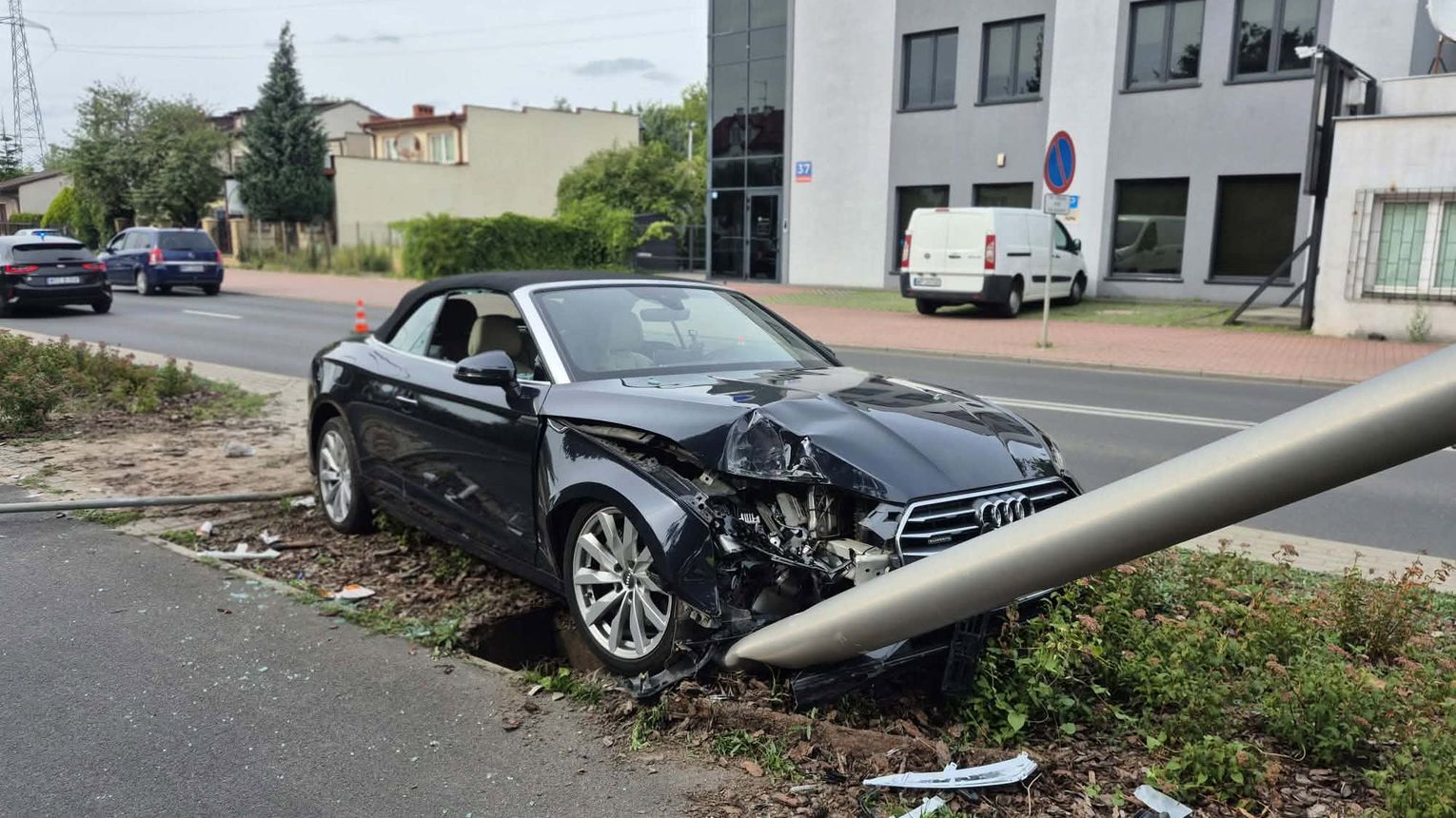 Zjechał z jezdni i uderzył w latarnię, był reanimowany