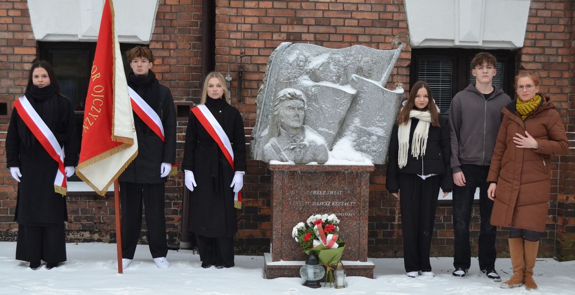 280. rocznica urodzin Tadeusza Kościuszki — uczniowski hołd przed pomnikiem