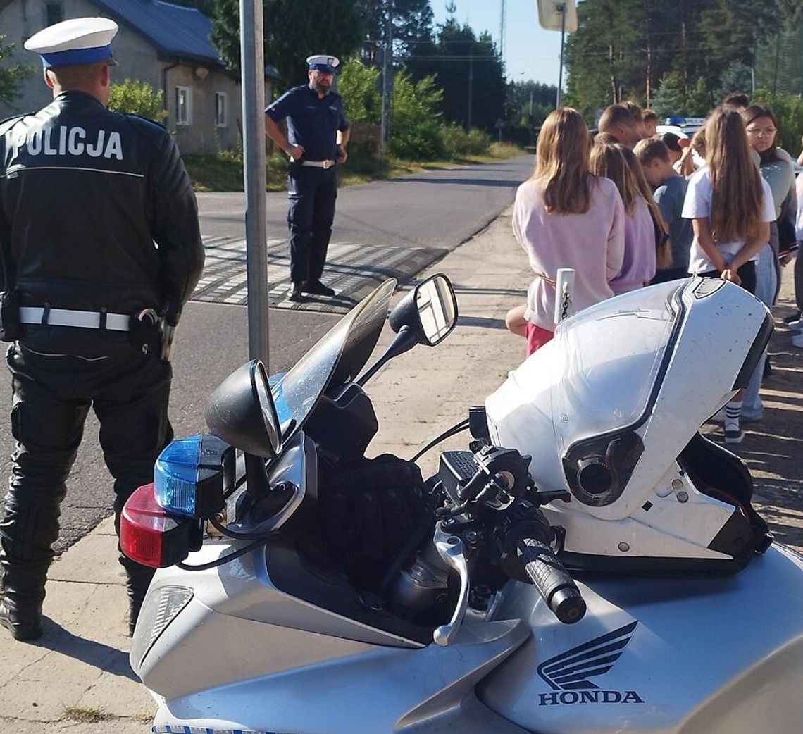 „Bezpieczna droga do szkoły” – działania policjantów w Szkole Podstawowej w Emilianowie
