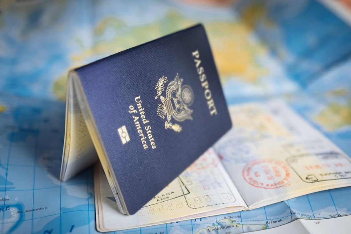 Biały paszport (Reentry Permit) – czym jest, kto go potrzebuje i jak go uzyskać?