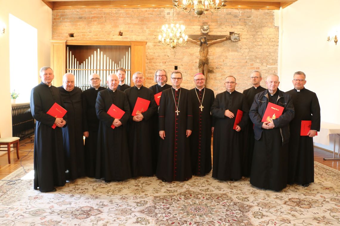 Biskup Płocki Szymon Stułkowski wręczył kapłanom odznaczenia godnościami honorowymi