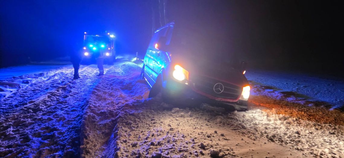 Bus wpadł do rowu w Pomarzankach