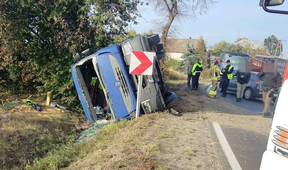 Ciężarówka wpadła do rowu w Bielsku. Kierowca trafił do szpitala