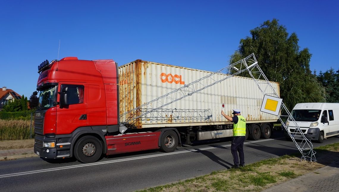 Ciężarówka zahaczyła o stelaż przed wiaduktem