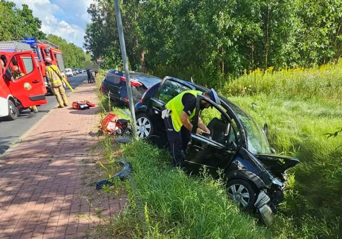 Czołowe zderzenie na ul. Popłacińskiej w Płocku. Dwie osoby w szpitalu, kierowca Citroena uciekł z miejsca zdarzenia