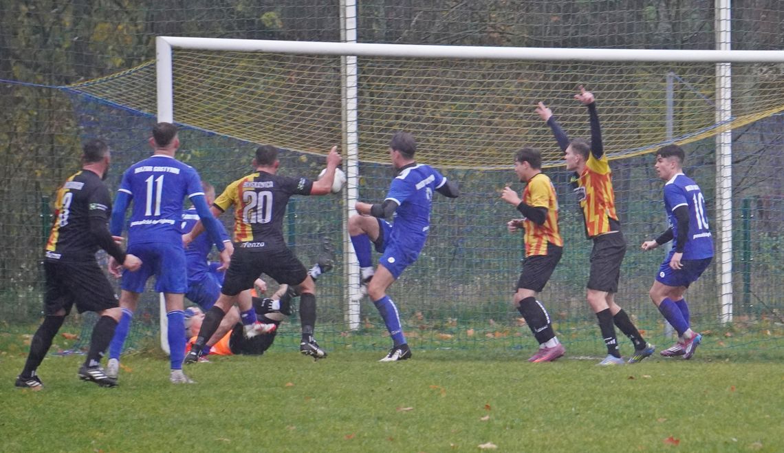 Deszczowe derby dla Błyskawicy Lucień Deszczowe derby dla Błyskawicy Lucień