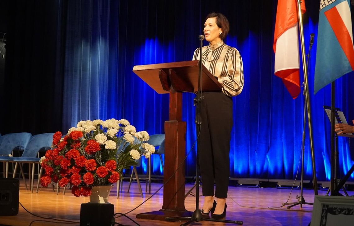 Dyrektor MBP Kamilla Ostrowska dziękuje za wyjątkowe spotkanie z „Dziadami” Adama Mickiewicza Dyrektor MBP Kamilla Ostrowska dziękuje za wyjątkowe spotkanie z „Dziadami” Adama Mickiewicza