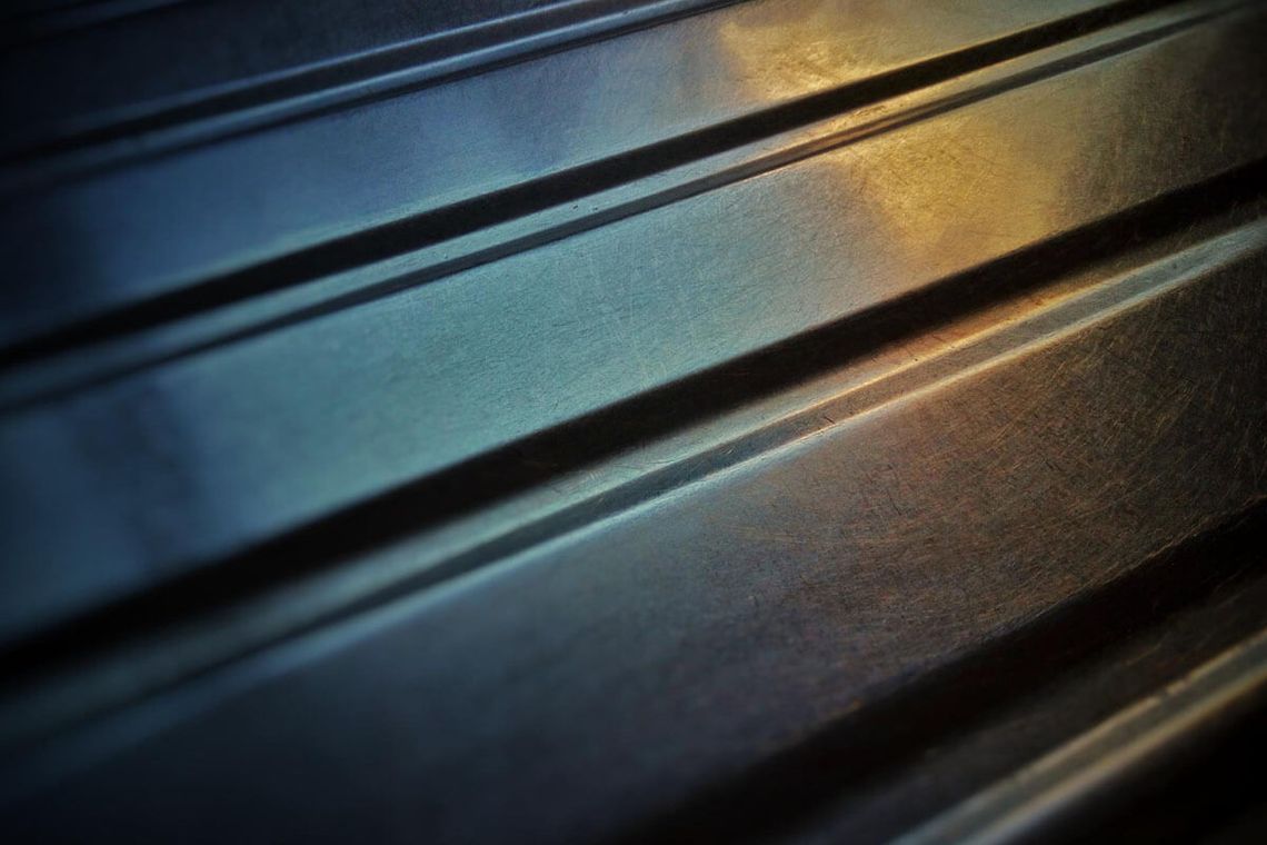 Gięcie blach prasą krawędziową - dlaczego warto postawić na tę technologię?