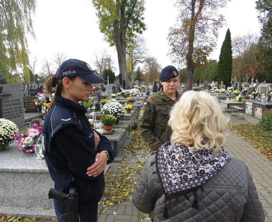 Gostynińska dzielnicowa wspólnie z uczniami klasy mundurowej LO PUL z Płocka dbają o bezpieczeństwo na terenie nekropolii w Gostyninie