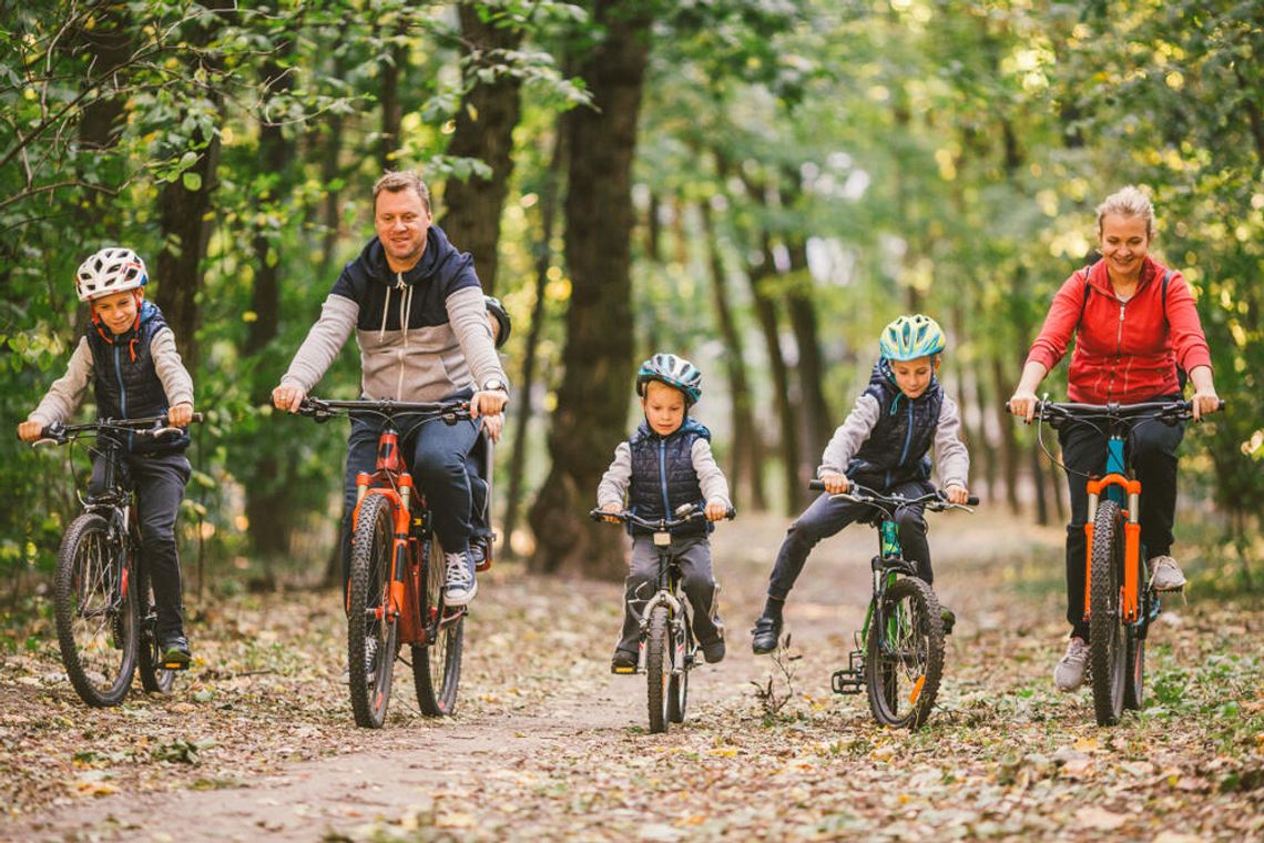 Jak wybrać idealny na jesienne wycieczki rowerowe kask dla dziecka?