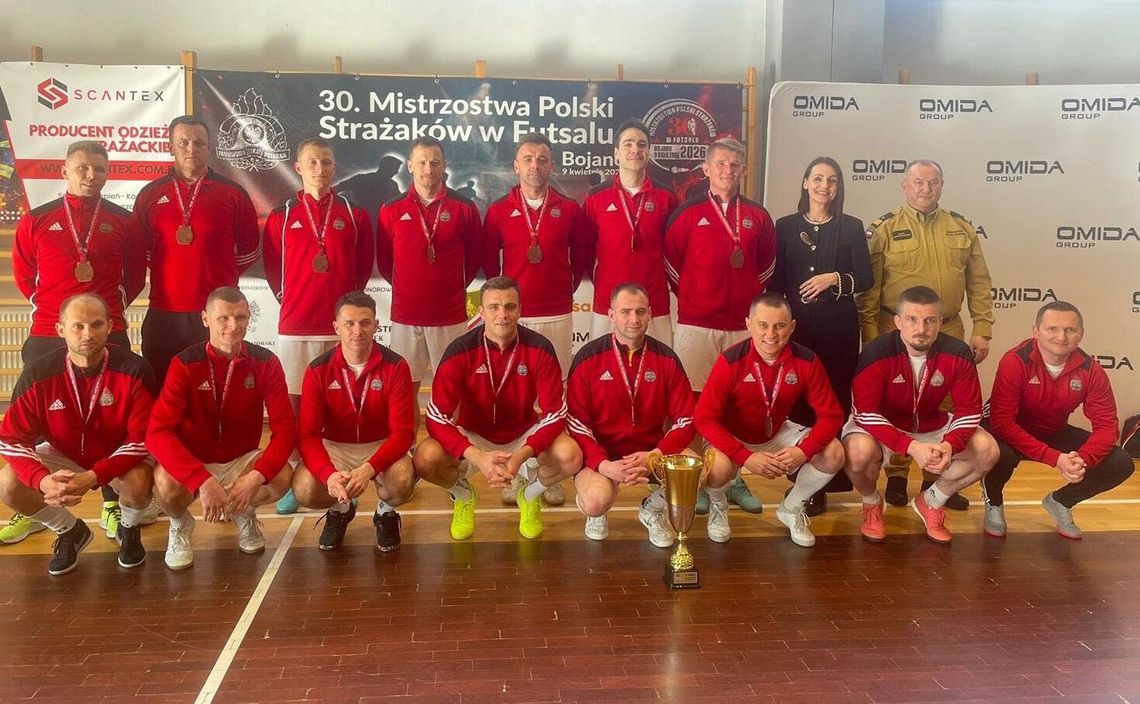 Konrad Stańczak i Kamil Bógdał na podium turnieju finałowego Mistrzostw Polski Strażaków w Futsalu