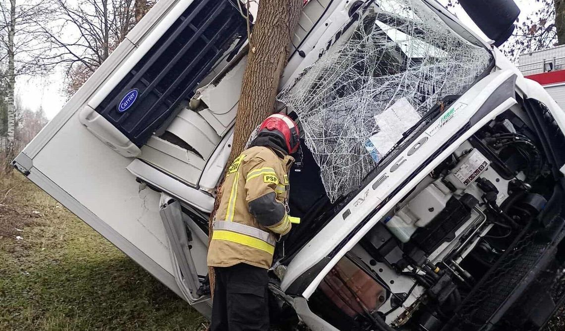 Łąck: Ciężarówka w rowie