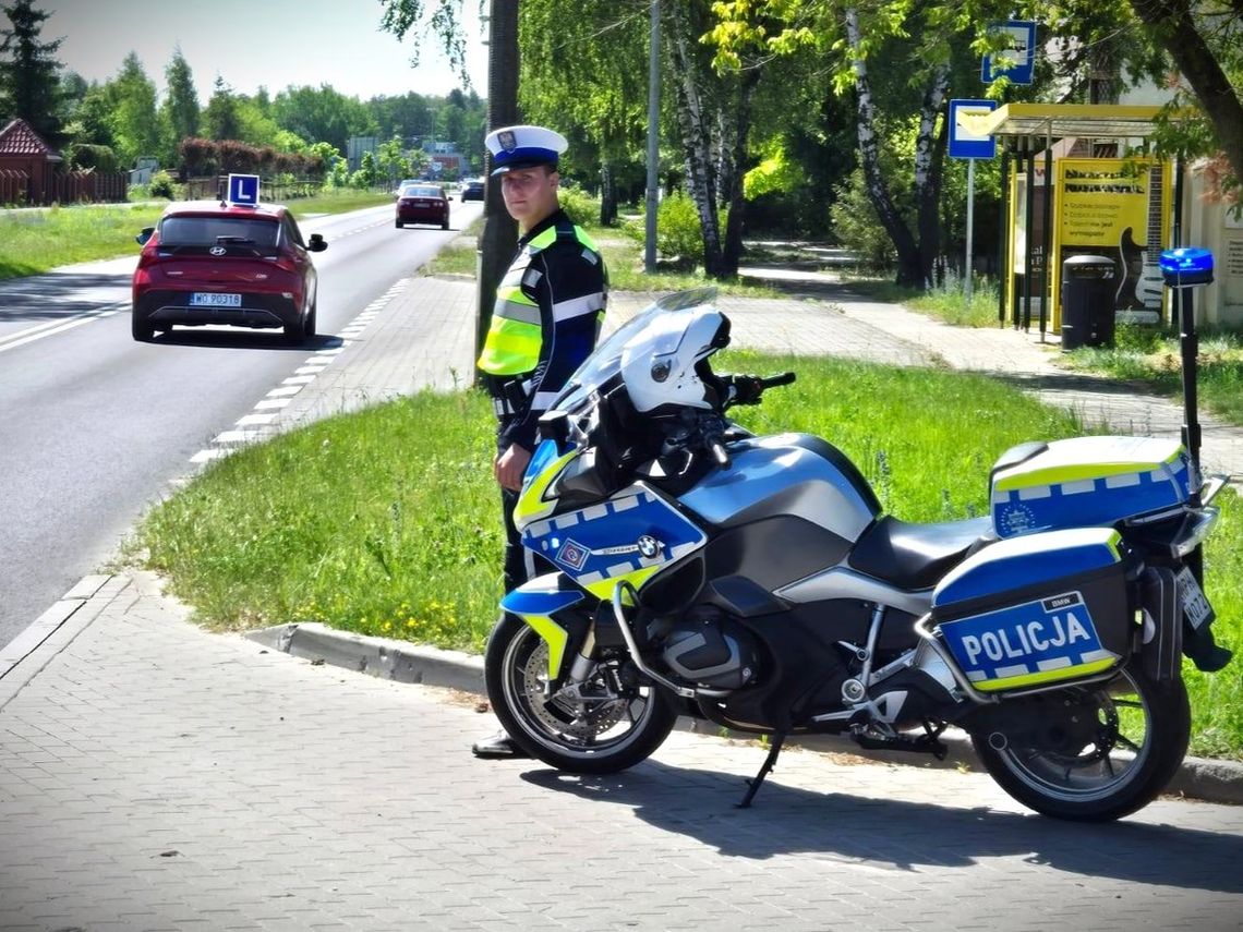 Lato na drogach – czas pasji i odpowiedzialności. Apel Policji o rozwagę za kierownicą