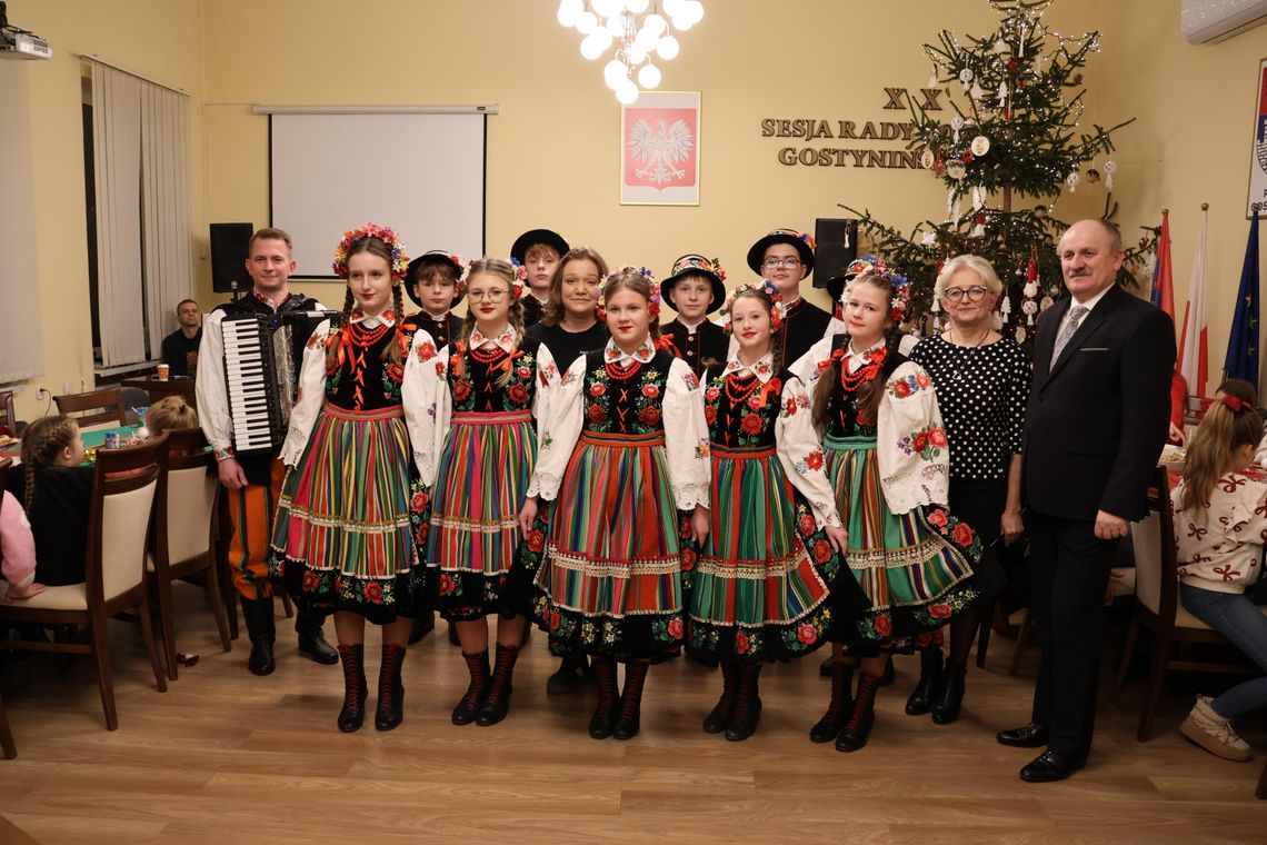 Magia świąt i energia najmłodszych znów zawitały do Starostwa Powiatowego w Gostyninie Magia świąt i energia najmłodszych znów zawitały do Starostwa Powiatowego w Gostyninie