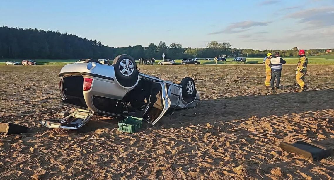 Majówka zakończona dachowaniem. Kierowca uciekł z miejsca zdarzenia