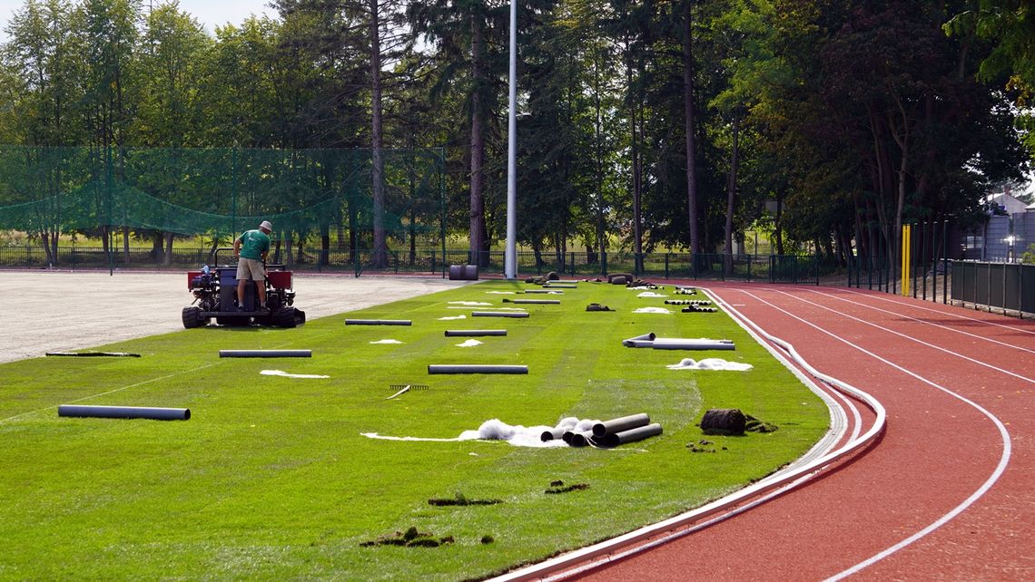 Montaż nowej murawy na stadionie MOSiR w Gostyninie