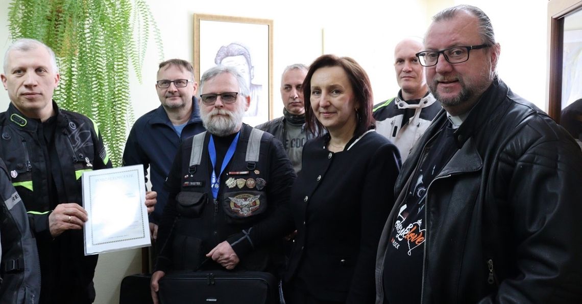 Na zdjęciu: od prawej - ks. proboszcz Dariusz Skoczylas, dyrektor szkoły Ilona Dan oraz goście z CBA
