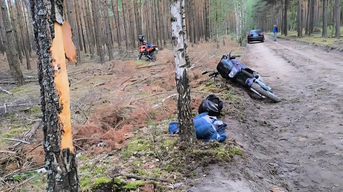 Motocyklista uderzył w drzewo