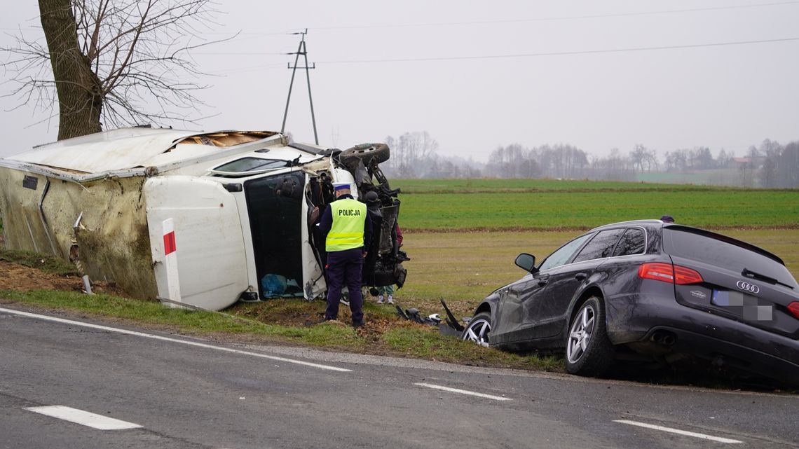 Na drodze Gostynin-Kowal osobówka zderzyła się z busem