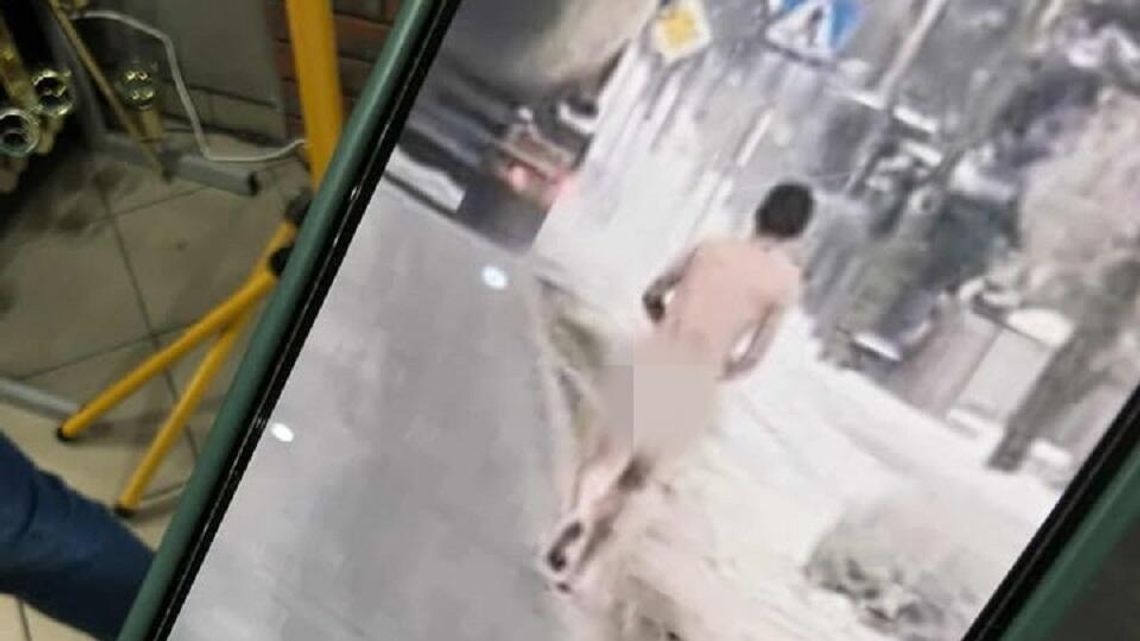 Nagi mężczyzna spacerował rano w Gostyninie po ulicy Kutnowskiej przy -10°C