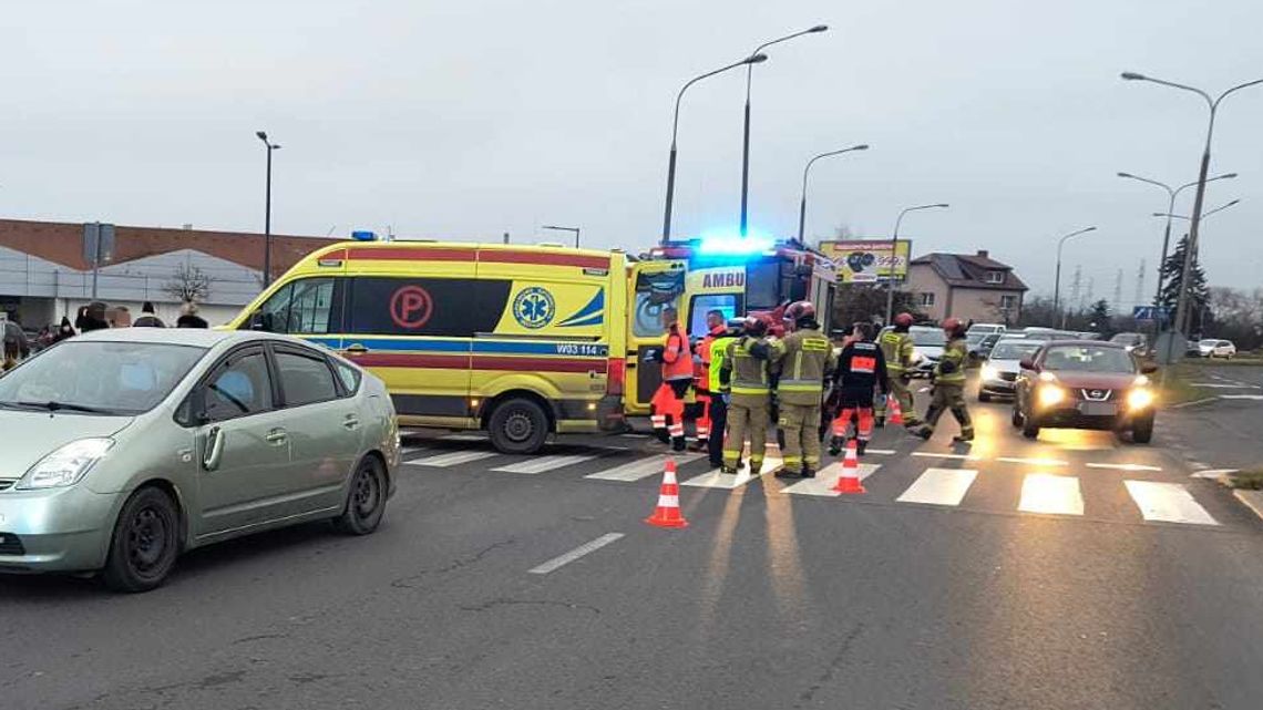 Nastolatka potrącona przez samochód na pasach