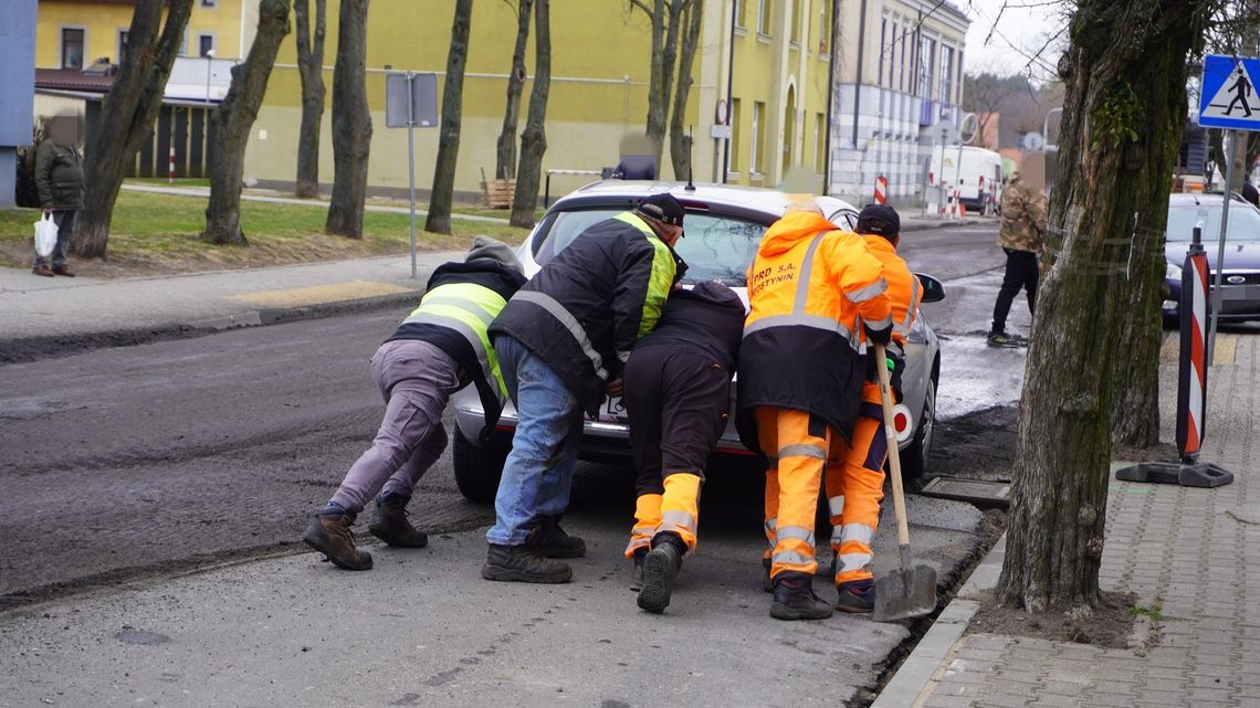 Nie parkujemy samochodów na Dmowskiego. Trwa frezowanie nawierzchni asfaltowej