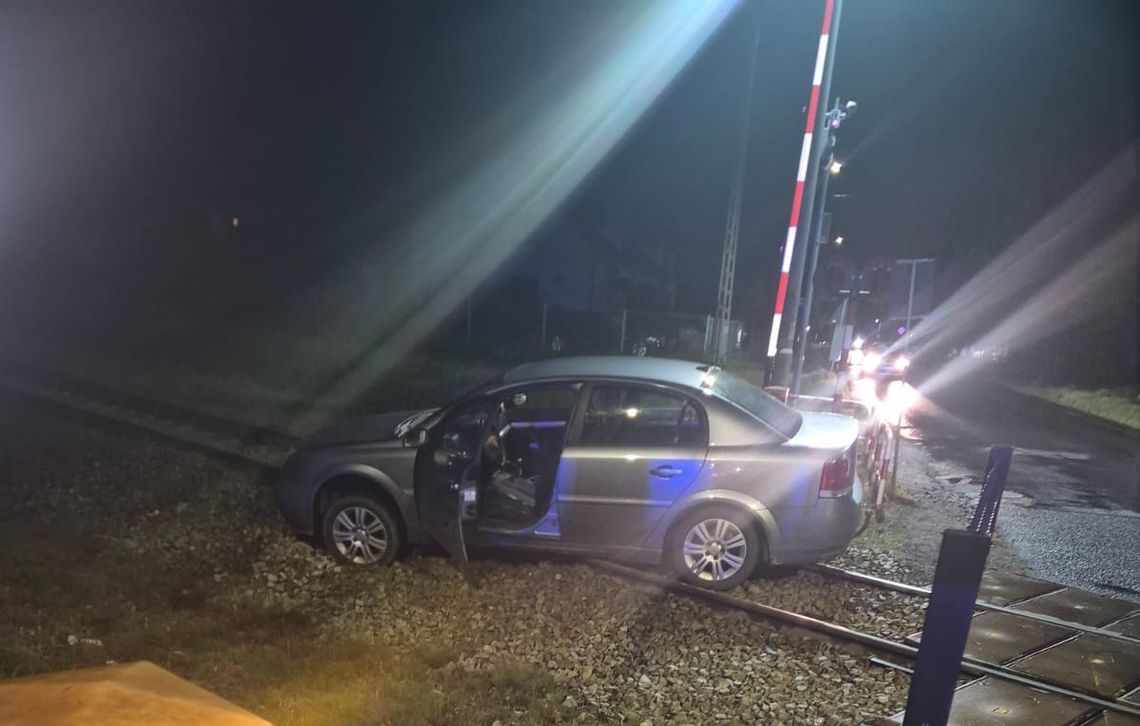 Niebezpieczna sytuacja na przejeździe kolejowym w Gostyninie. Kierowca wjechał na torowisko