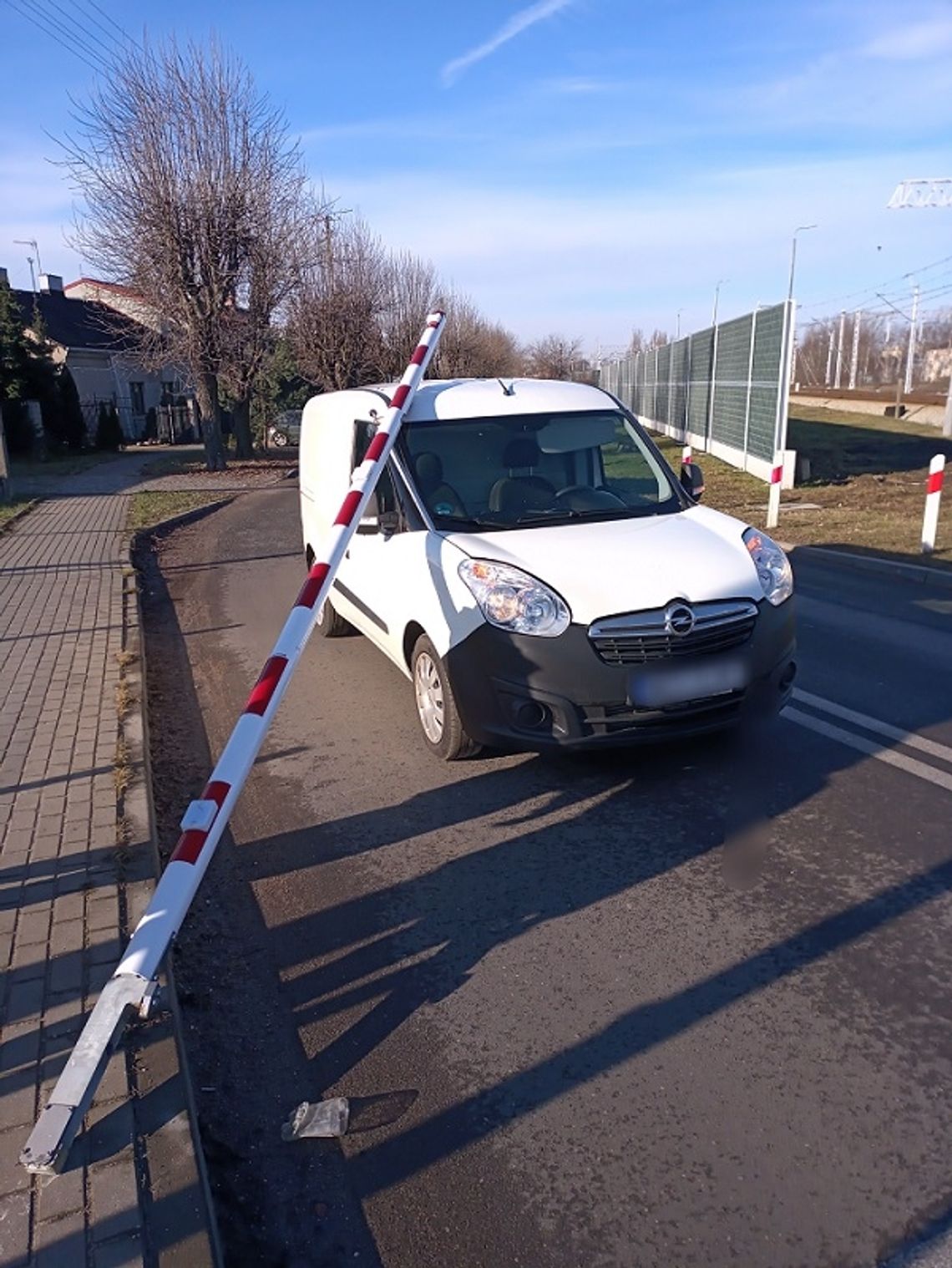 Niebezpieczne zdarzenie drogowe na przejeździe kolejowym w Kutnie