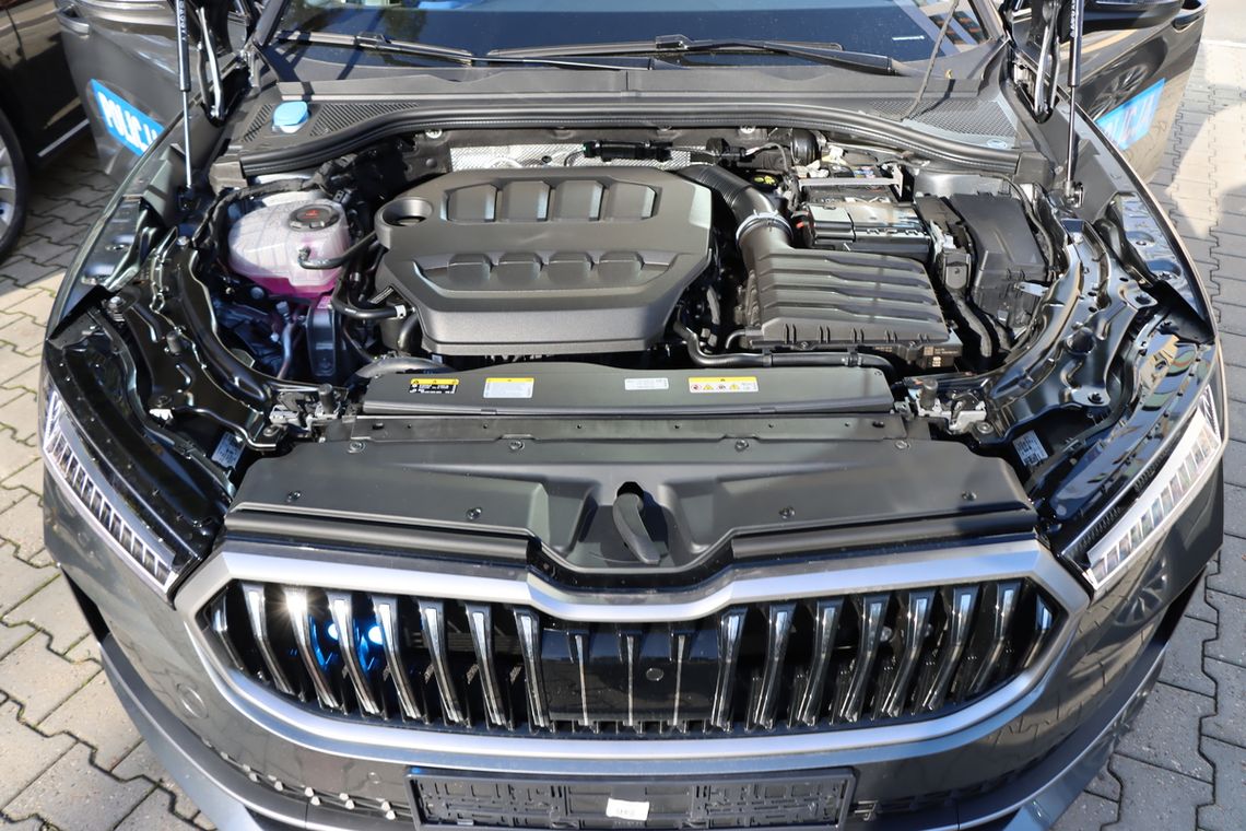 Nowy nieoznakowany radiowóz dla płockiej drogówki