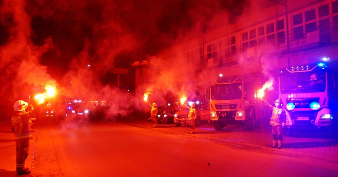 Nowy samochód ratowniczo-gaśniczy mercedes w świetle rac trafił do OSP Gąbin