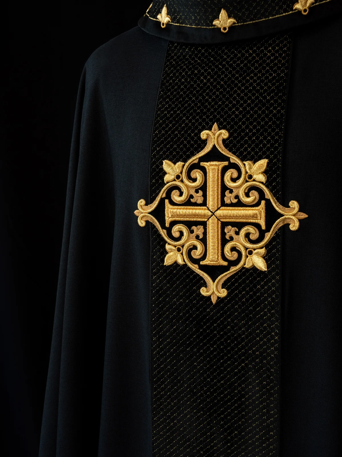 Ornat z Motywem Hostii: Centralny Element Liturgii