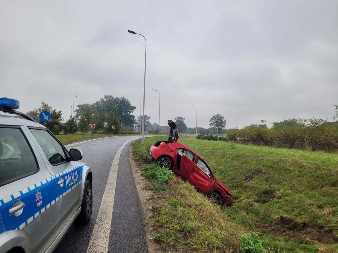 Osobówka wpadła do rowu Osobówka wpadła do rowu